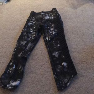 Lululemon Leggings Never Worn - image 1